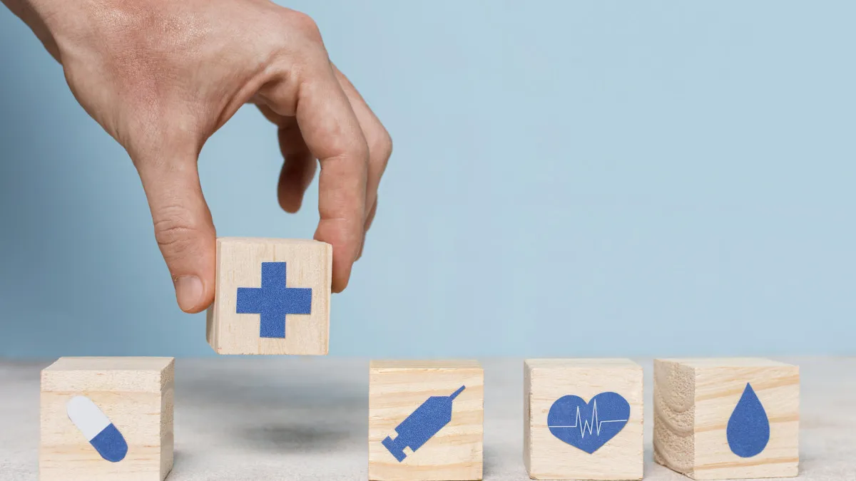 Des cubes en bois représentant les différents aspects de la santé. 
